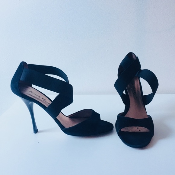 Vero Cucio Heels - Picture 2 of 7